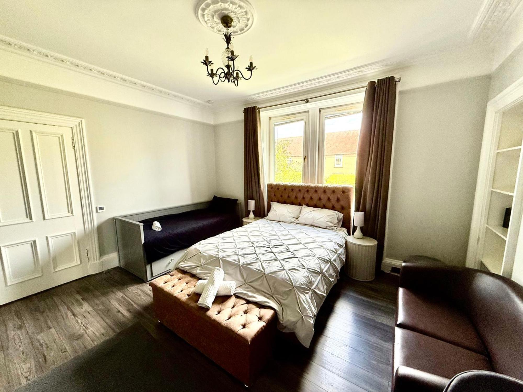 Immanuel House - Modern Luxury Victorian 1872 - Free Parking & Superfast Fibre Optic Wifi Apartment *